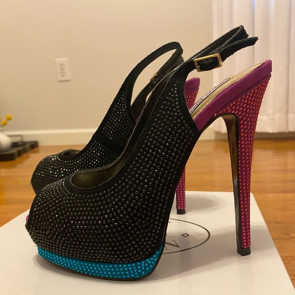 Autographed Steve Madden “Masqraid” Heels- Sz 7.5 - Picture 2 of 5